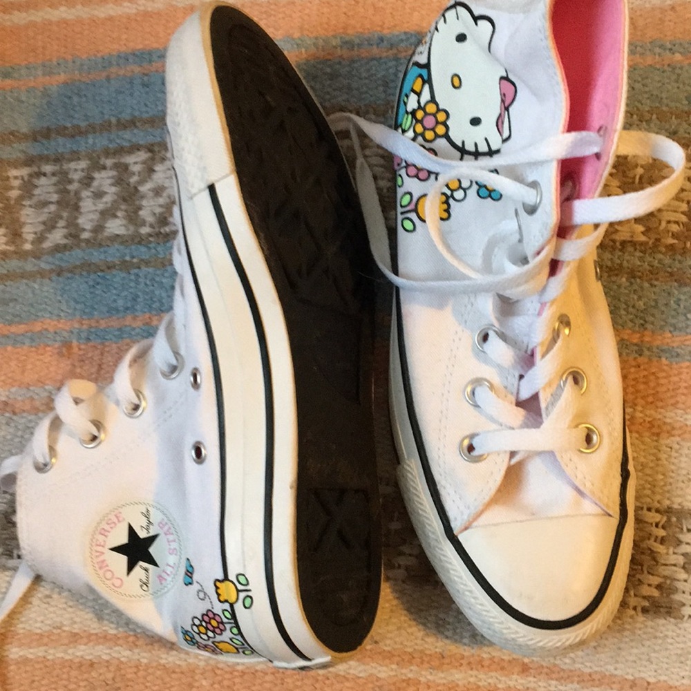 Hello kitty converse 🐱